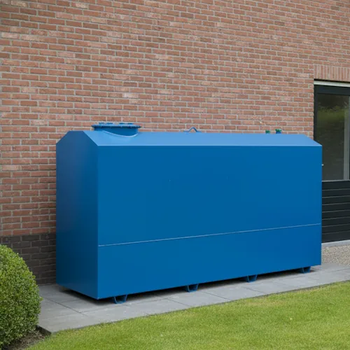 Blauwe bovengrondse stookolietank geplaatst naast een woning in de tuin voor veilige opslag van stookolie