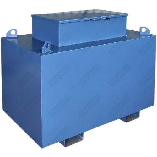 Blauwe stalen werftank voor de mobiele opslag van mazout of diesel op een bouwwerf, uitgerust met hijsogen.