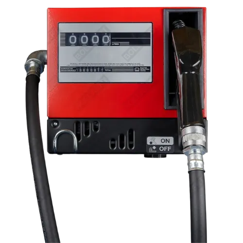 Rode gesloten kast dieselpomp met telwerk en een zwart automatisch pistool, voor een nette en beschermde installatie.