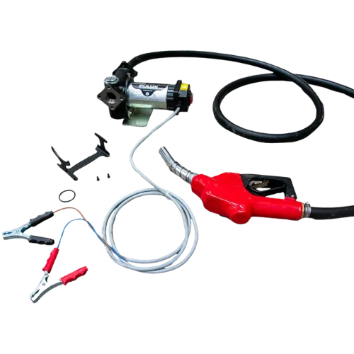 Complete set van een mobiele mazoutpomp met rode handgreep, slang en aansluitklemmen voor flexibel gebruik.