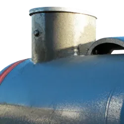 Bezoekkamer en gegalvaniseerd voetgangersdeksel voor ondergrondse tanktoegang.