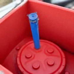 Detail van de extra 2 inch vulbuis en de aanzuigset voor leegzuigen en retourleiding.