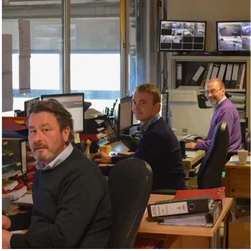 Team van Bollaert mazouttank aan het werk in het kantoor – persoonlijk advies en klantenservice
