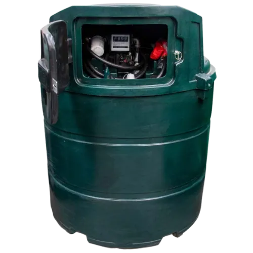 Groene kunststof mazouttank met pomp, geschikt voor diesel tanken op bedrijfsterrein of landbouwbedrijf.